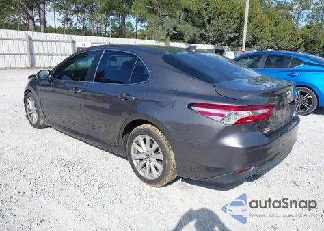 2020 Toyota Camry Le z USA, uszkodzony, nr VIN 4T1C11AK3LU983751